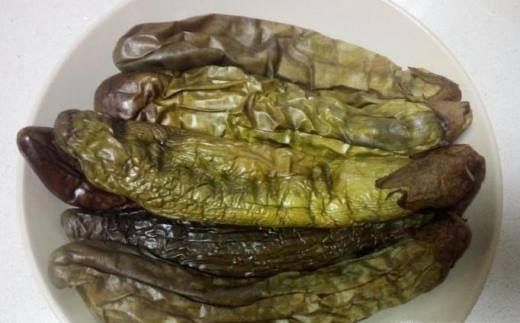 豆酱烩茄子,是一道东北特色风味家常菜,是把茄子先蒸熟后,再回