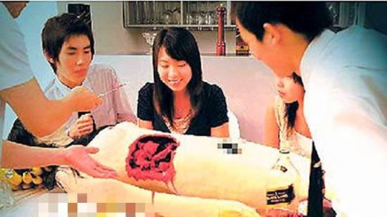 日本吃人宴 冰冷的“手术台”上,躺着一位全裸的少女