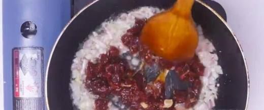 香气四溢的咖喱牛肉炒饭,把咖喱、牛肉、米饭放在一起