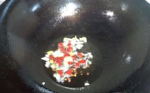 豆酱烩茄子,是一道东北特色风味家常菜,是把茄子先蒸熟后,再回