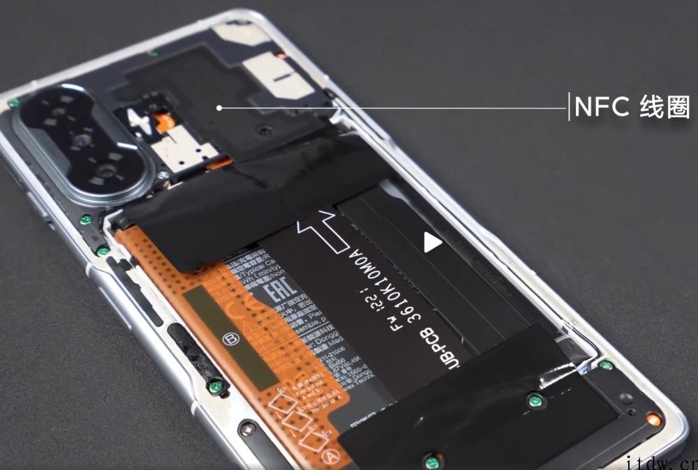 Redmi K40 游戏增强版拆卸：六方碳化硼散热，肩键构造亮相