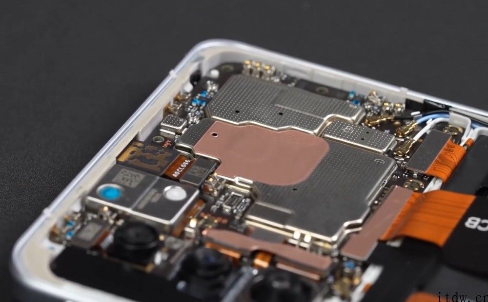 Redmi K40 游戏增强版拆卸：六方碳化硼散热，肩键构造亮相