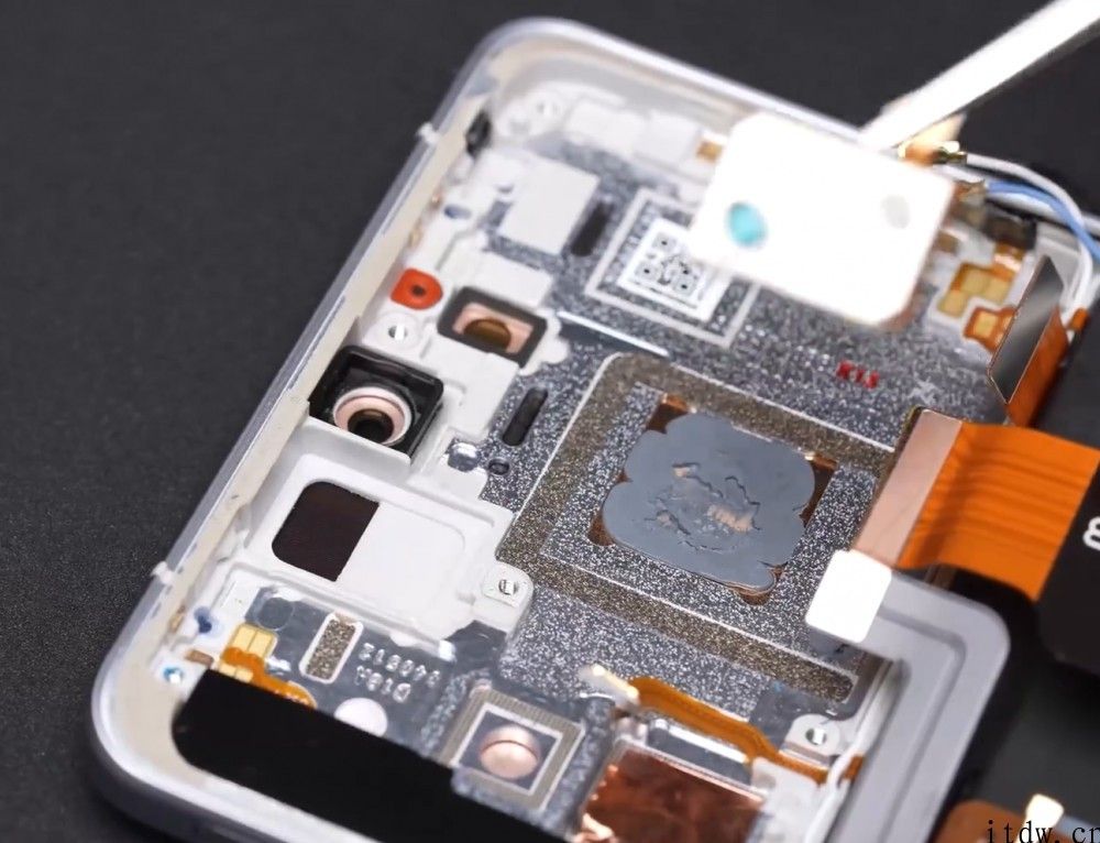 Redmi K40 游戏增强版拆卸：六方碳化硼散热，肩键构造亮相