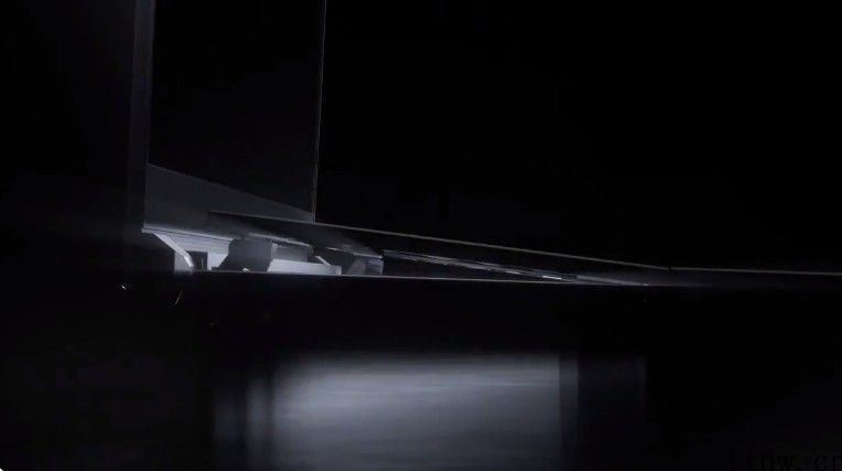 华硕 ROG Zephyrus S17 笔记本预热：液金导热，C 面进气口