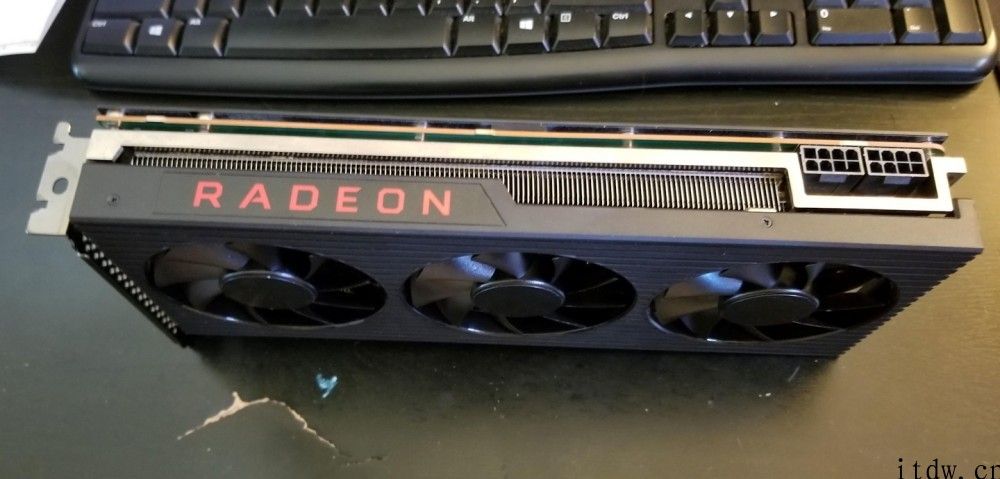 外星人 OEM 版 RX 6800XT 显卡曝光：绿色 PCB，无徽标