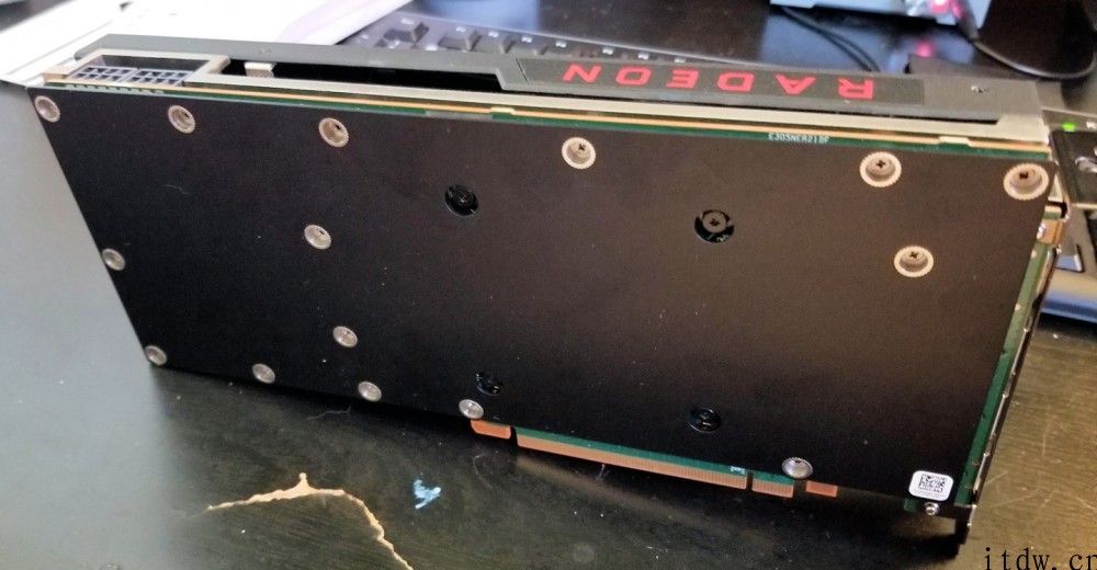 外星人 OEM 版 RX 6800XT 显卡曝光：绿色 PCB，无徽标