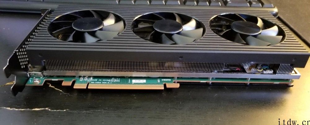 外星人 OEM 版 RX 6800XT 显卡曝光：绿色 PCB，无徽标