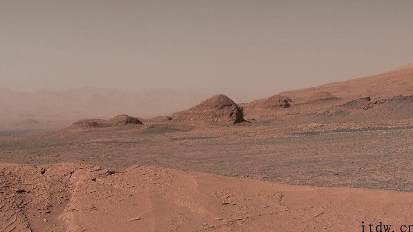 NASA“好奇号”传回在山顶拍攝的火星风景全景照