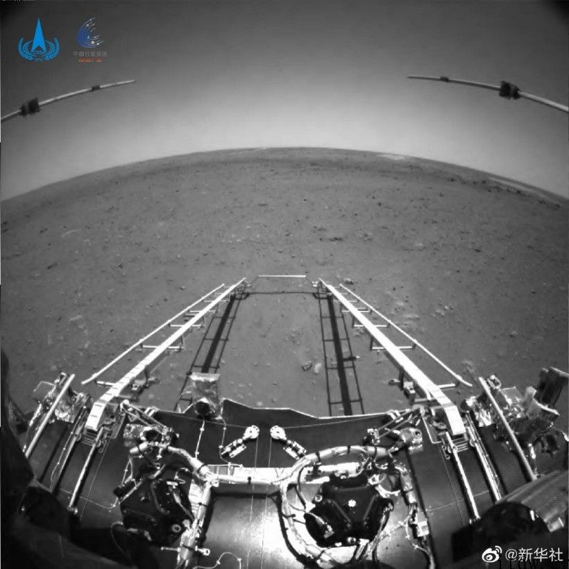 中国“祝融”号火星车登陆火星 发回首张照片