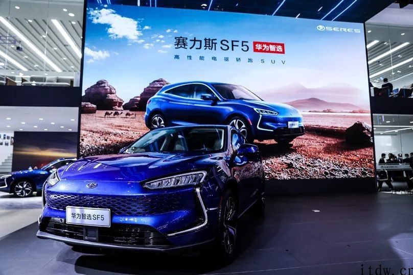当第一台与华为智能车机系统深度绑定赛力斯 SF5 出现华为体