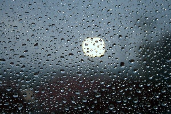 不同星球的重力条件和雨滴大小,从天空坠落的物质种类几乎和行星