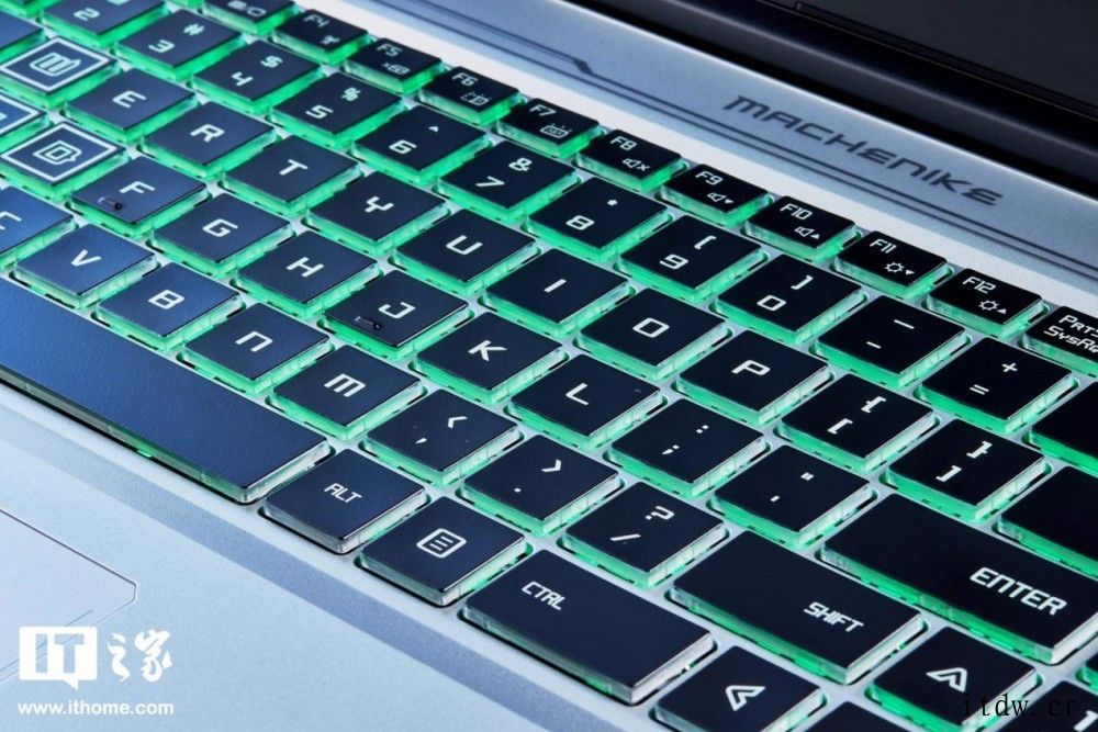 机械师 F117翻倍到x8,这使得厂商可以在不缩减 GPU 通道的情况下做一爱打游戏的你来说实在是性价比之选