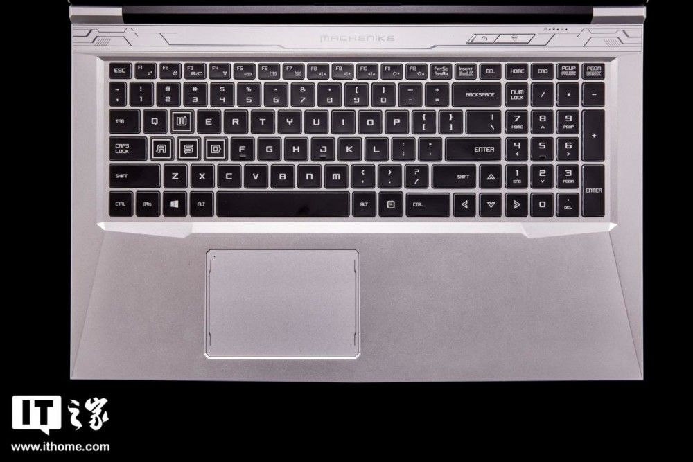 机械师 F117翻倍到x8,这使得厂商可以在不缩减 GPU 通道的情况下做一爱打游戏的你来说实在是性价比之选