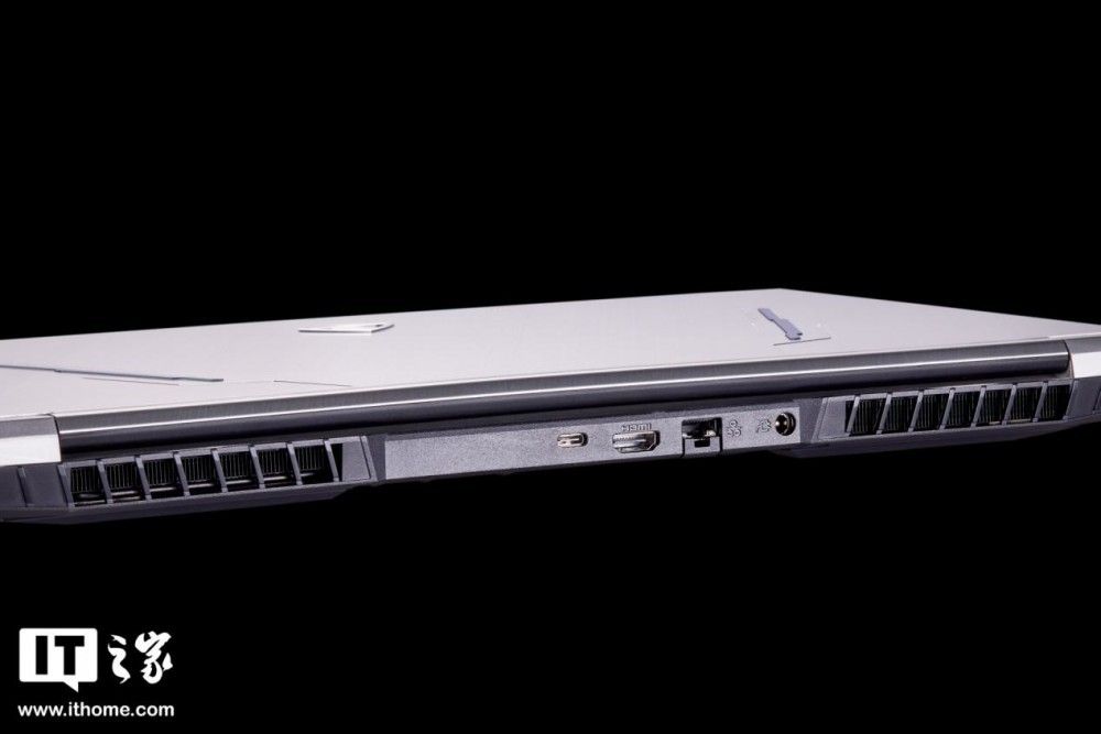 机械师 F117翻倍到x8,这使得厂商可以在不缩减 GPU 通道的情况下做一爱打游戏的你来说实在是性价比之选
