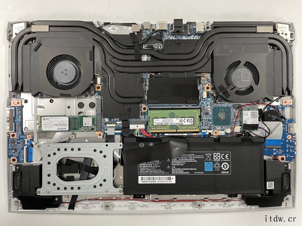 机械师 F117翻倍到x8,这使得厂商可以在不缩减 GPU 通道的情况下做一爱打游戏的你来说实在是性价比之选