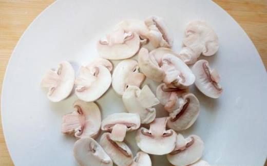 肉片口蘑炒青椒的家常做法
