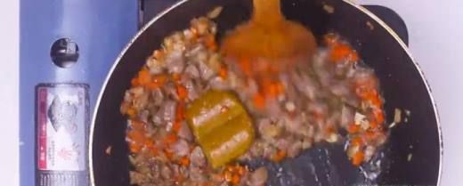 香气四溢的咖喱牛肉炒饭,把咖喱、牛肉、米饭放在一起