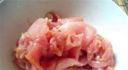 很多人腌制瘦肉之后,做出来的美食又老又硬非常难吃