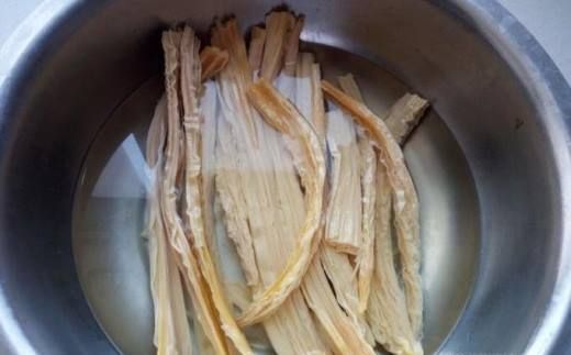 肉片炒腐竹,味道鲜美,营养丰富