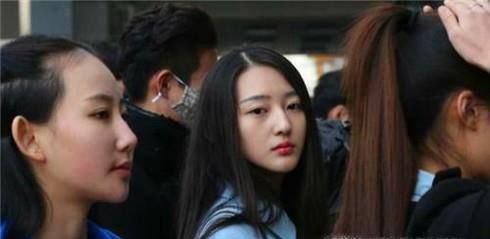 主考官或者老师们不会嘴上说要求你的衣服如何如何,可如果你的着
