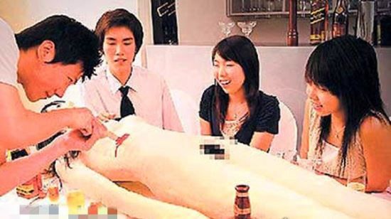 日本吃人宴 冰冷的“手术台”上,躺着一位全裸的少女