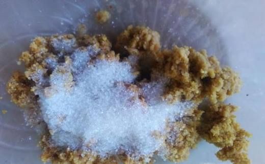 糯米粉做成小丸子来炸,做出来的成品带着艾叶的清香味,味道非常