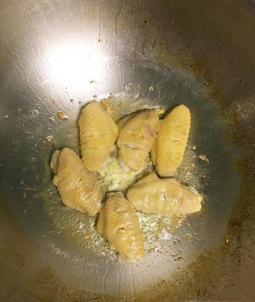 鸡翅肉质细嫩,口感鲜美,一直很受家人的喜爱