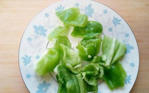 肉片口蘑炒青椒的家常做法