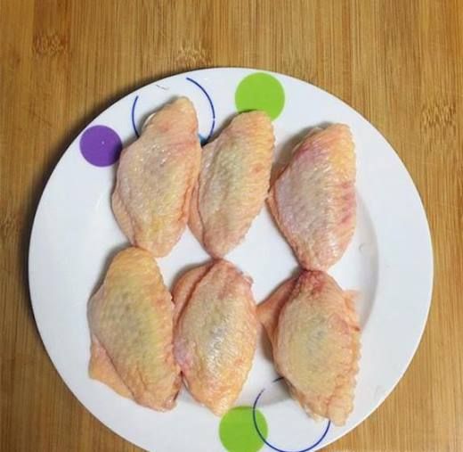 鸡翅肉质细嫩,口感鲜美,一直很受家人的喜爱