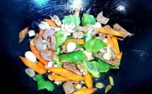 肉片口蘑炒青椒的家常做法