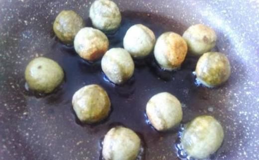 糯米粉做成小丸子来炸,做出来的成品带着艾叶的清香味,味道非常