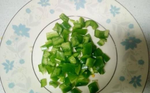 豆酱烩茄子,是一道东北特色风味家常菜,是把茄子先蒸熟后,再回