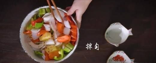 海鲜酱油,黄豆酱,盐,鸡精,淀粉,蚝油,番茄酱,香菜,鸡翅,