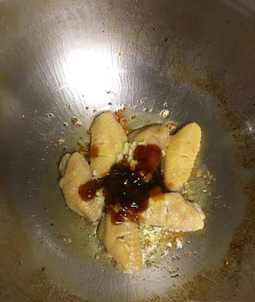 鸡翅肉质细嫩,口感鲜美,一直很受家人的喜爱