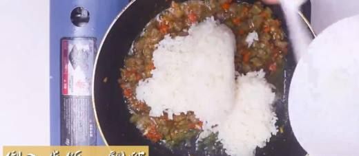 香气四溢的咖喱牛肉炒饭,把咖喱、牛肉、米饭放在一起