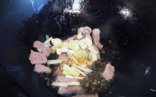 肉片口蘑炒青椒的家常做法