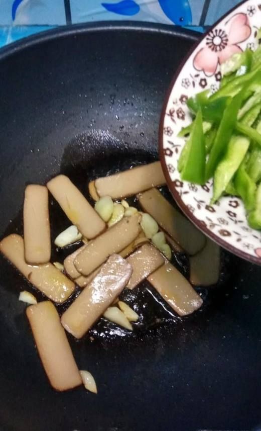 怎样做美味的青椒海带炒豆干?