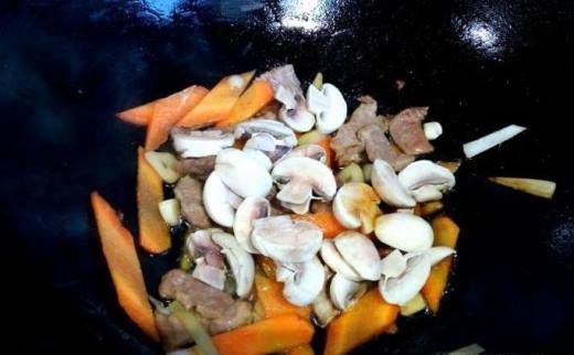 肉片口蘑炒青椒的家常做法