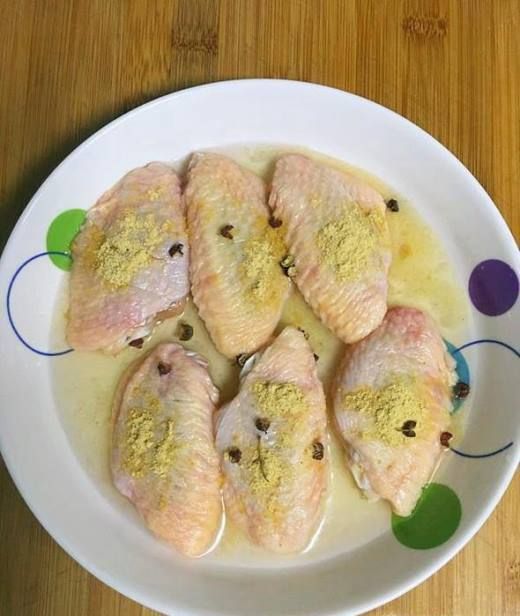 鸡翅肉质细嫩,口感鲜美,一直很受家人的喜爱