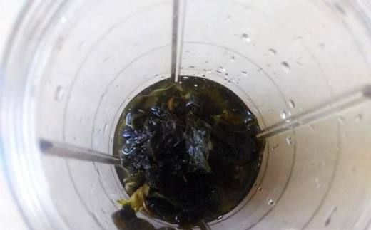 糯米粉做成小丸子来炸,做出来的成品带着艾叶的清香味,味道非常