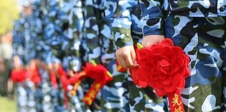 高校毕业生应征入伍服义务兵役要经过哪些程序?（高校学生申请应征入伍服兵役的程序是什么）