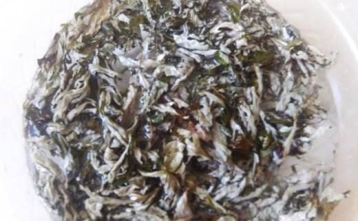 糯米粉做成小丸子来炸,做出来的成品带着艾叶的清香味,味道非常