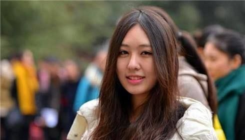 主考官或者老师们不会嘴上说要求你的衣服如何如何,可如果你的着