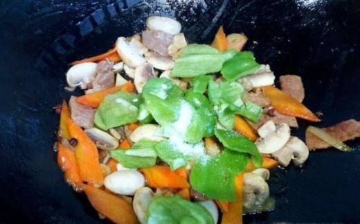 肉片口蘑炒青椒的家常做法