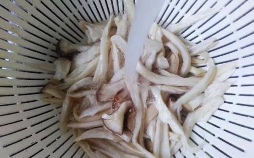 酸梅紫苏辣椒酱搭配杏鲍菇爆炒,做出来的成品味道非常美味好吃
