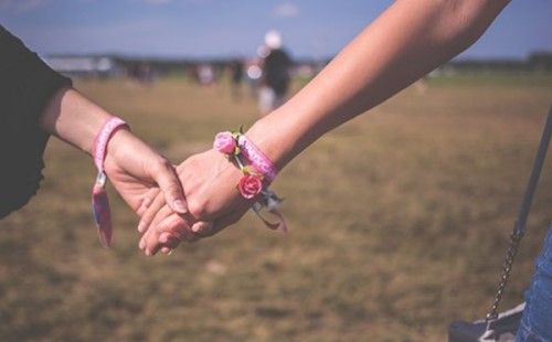 15友谊名言名句大全 对你的朋友心存感激也是一种感情的维系