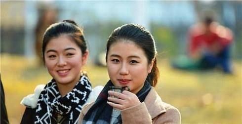 主考官或者老师们不会嘴上说要求你的衣服如何如何,可如果你的着