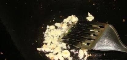 鸡蛋炒蒜苔是一道浓香又营养的家常菜,用蒜苔搭配鸡蛋爆炒