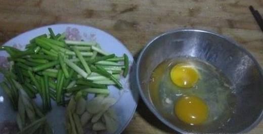 鸡蛋炒蒜苔是一道浓香又营养的家常菜,用蒜苔搭配鸡蛋爆炒