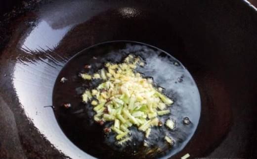 紫甘蓝青椒炒肉丝的做法,味道鲜美,清脆爽口